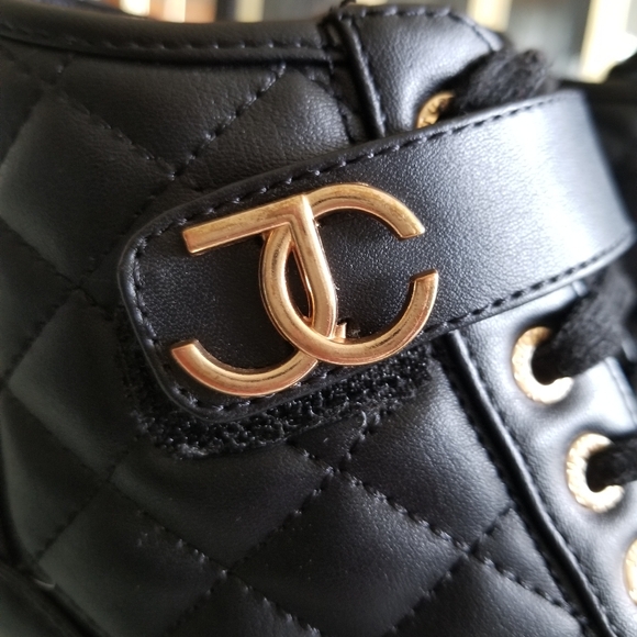 Juicy Couture hidden heel wedges US 6.5 golden accents - Picture 2 of 10